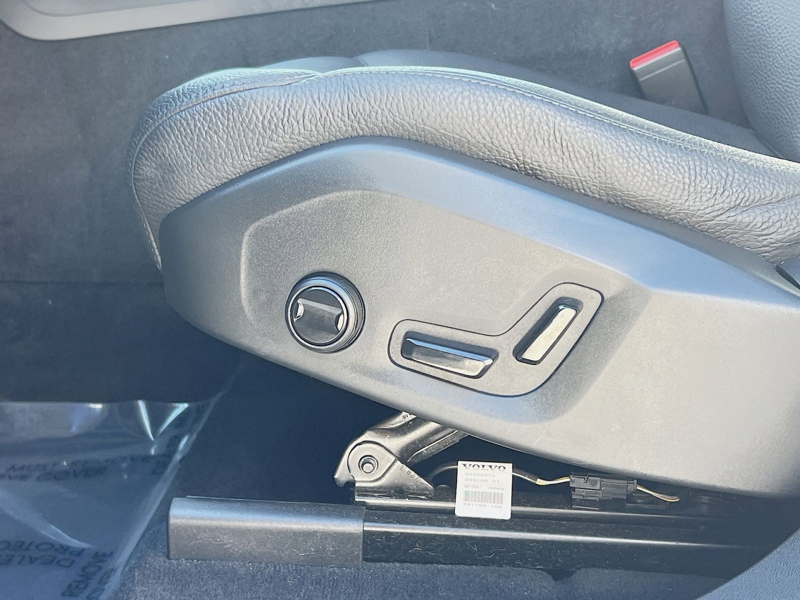 Used 2023 Volvo XC60 B5 Plus w/ Protection Package Premier image 14