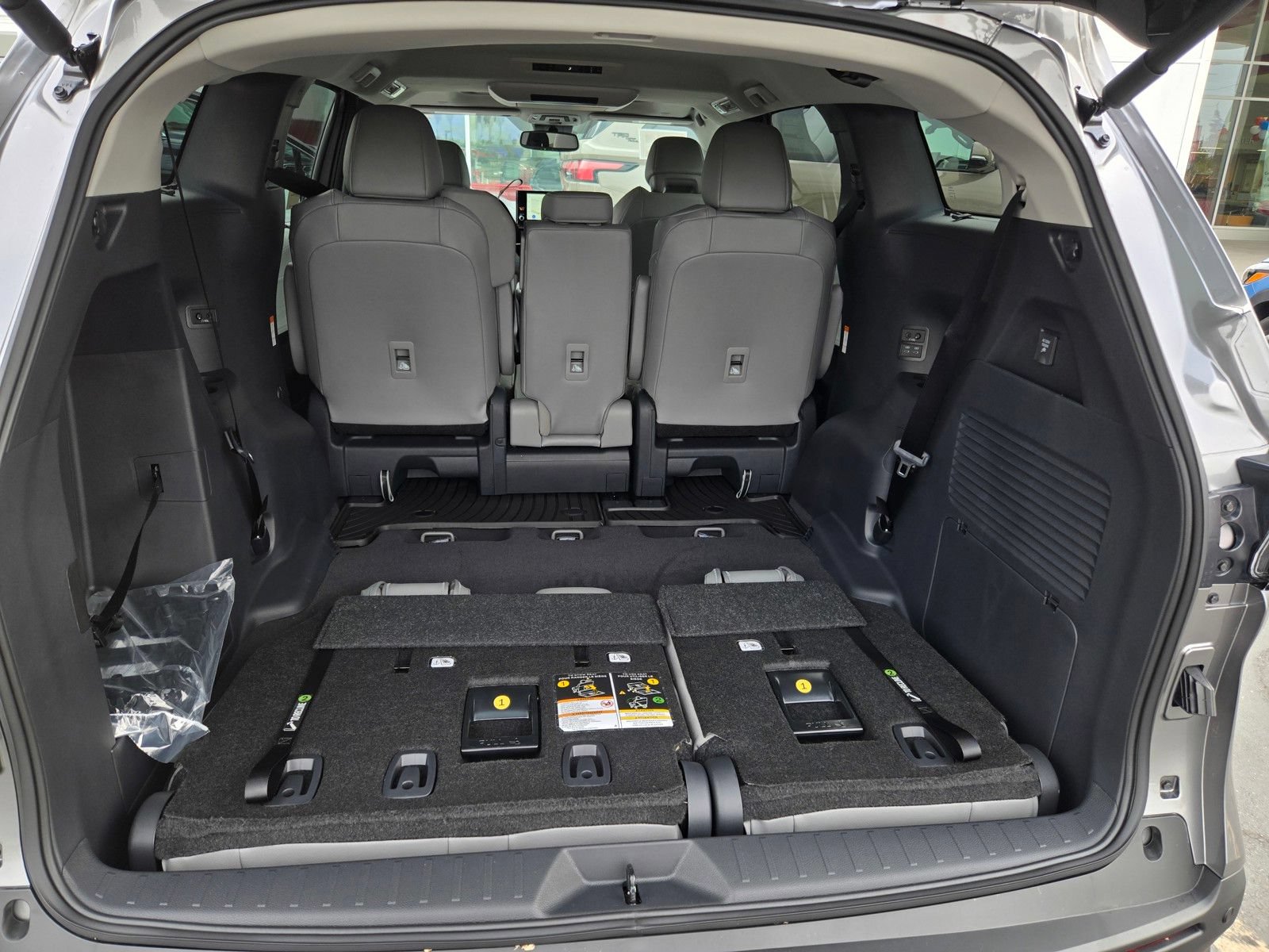 Used 2026 Toyota Sienna XLE FWD image 27
