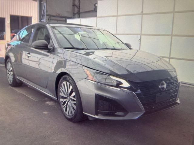 Used 2025 Nissan Altima 2.5 SV FWD image 11
