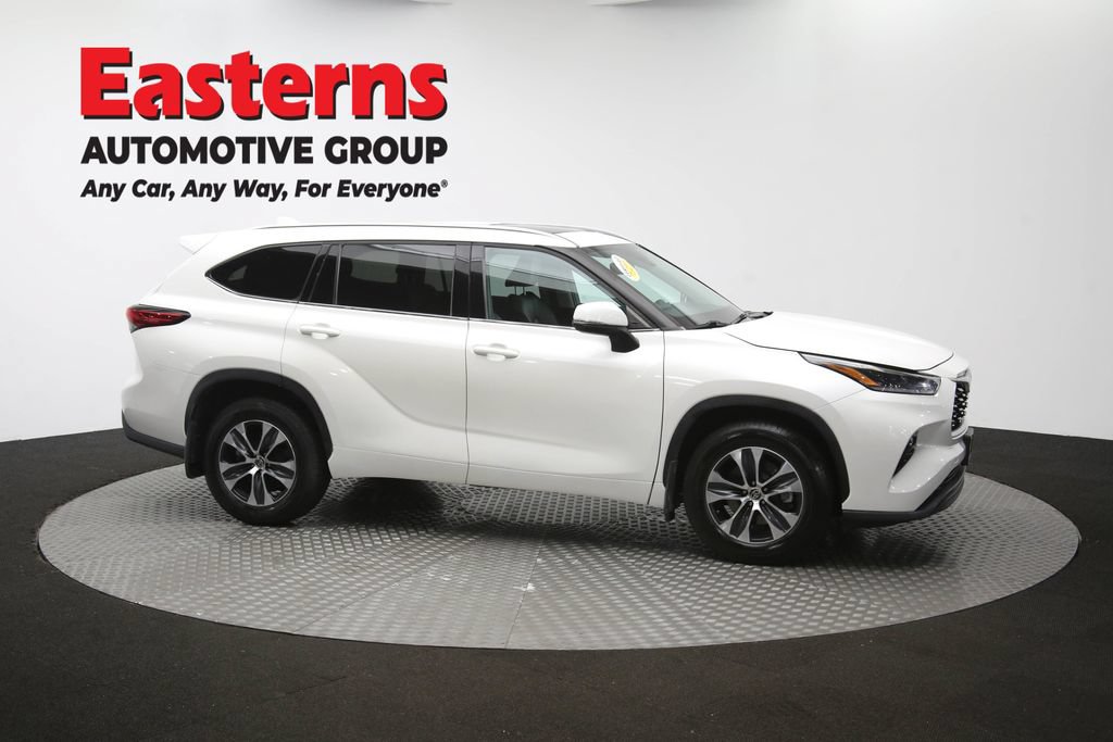 Used 2021 Toyota Highlander XLE AWD/4WD image 48