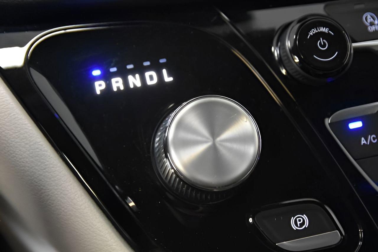 Used 2023 Chrysler Pacifica Touring-L image 23