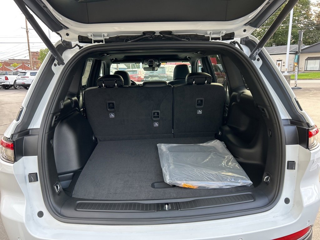 New 2025 Jeep Grand Cherokee Altitude image 3