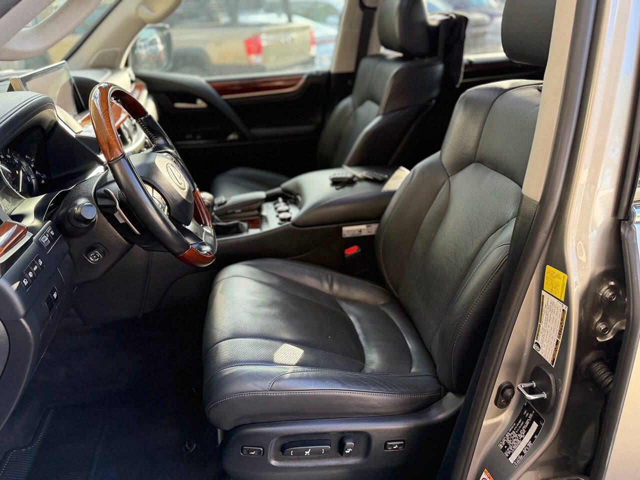Used 2017 Lexus LX 570 4WD w/ Luxury Package image 51