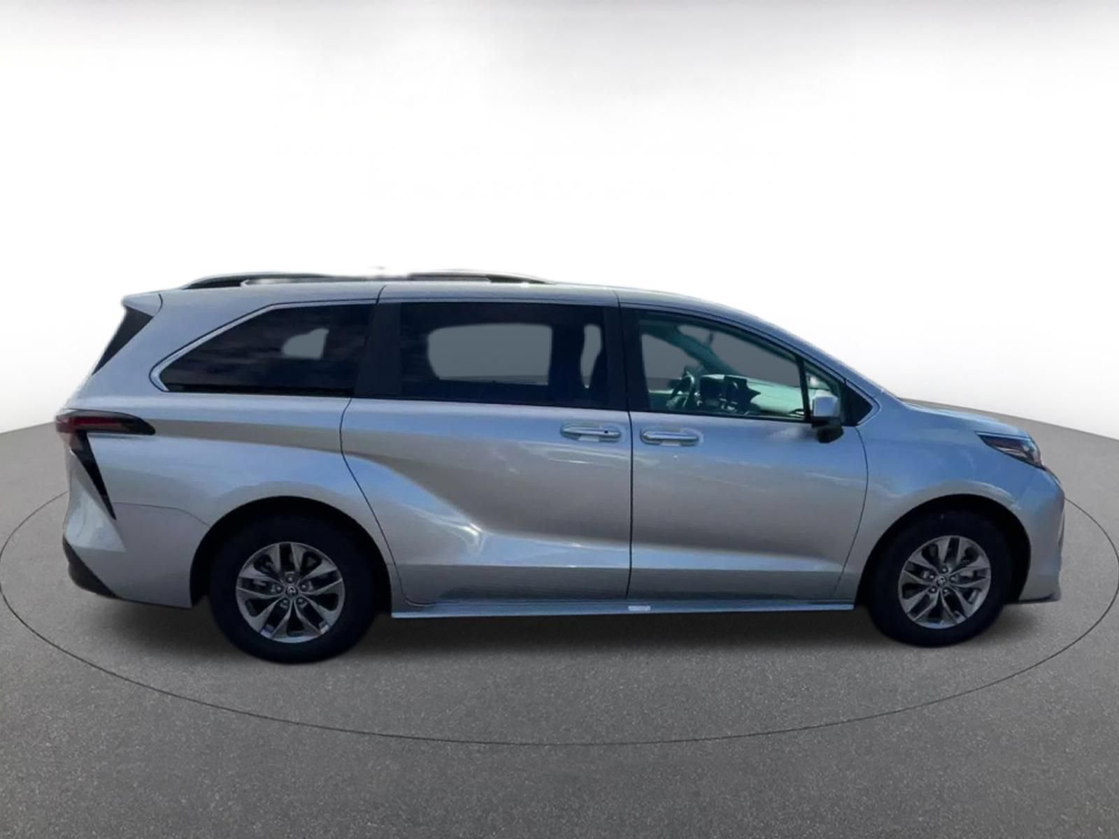 Used 2025 Toyota Sienna XLE FWD image 15