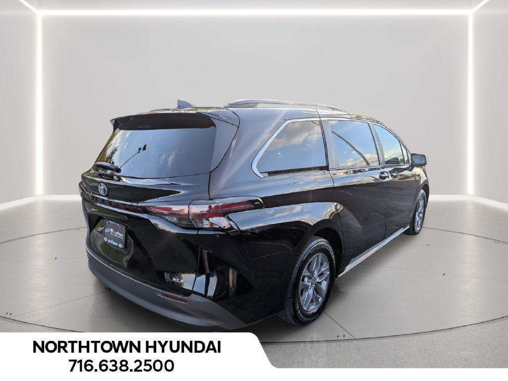 Used 2026 Toyota Sienna XLE FWD image 13