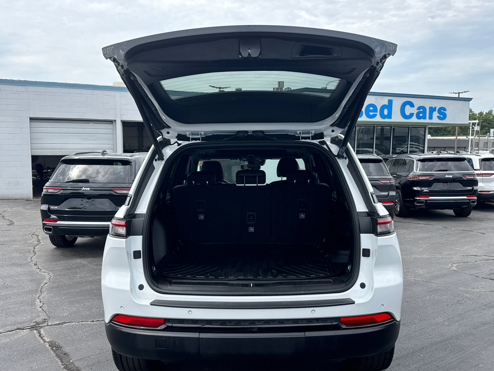 Used 2024 Jeep Grand Cherokee Altitude AWD/4WD image 18