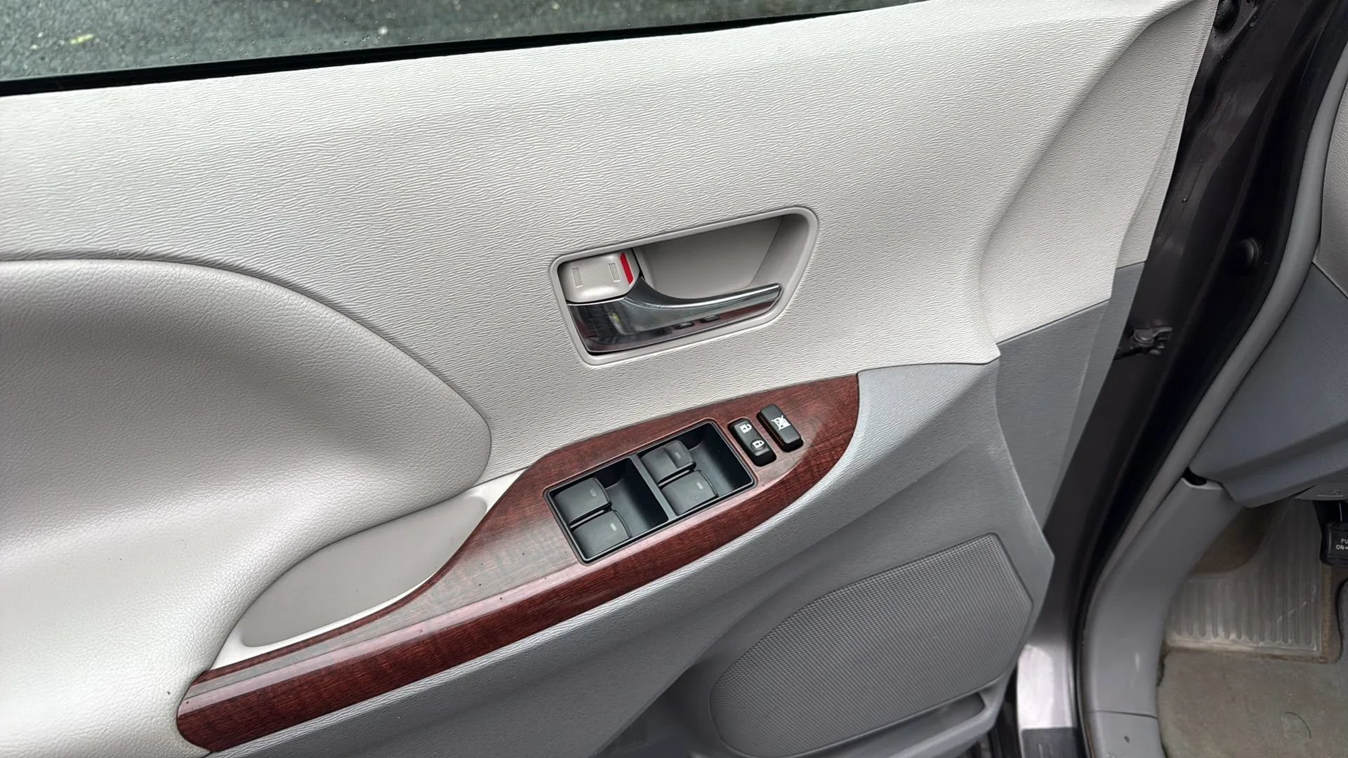 Used 2013 Toyota Sienna XLE FWD image 14
