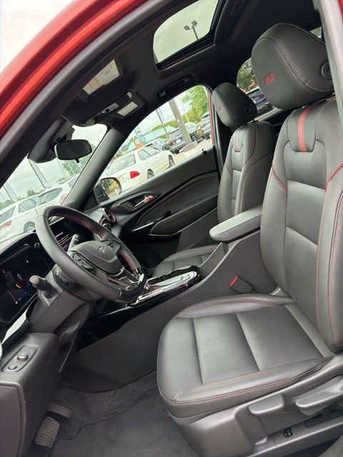 Used 2024 Chevrolet Trax RS w/ Sunroof Package FWD image 12