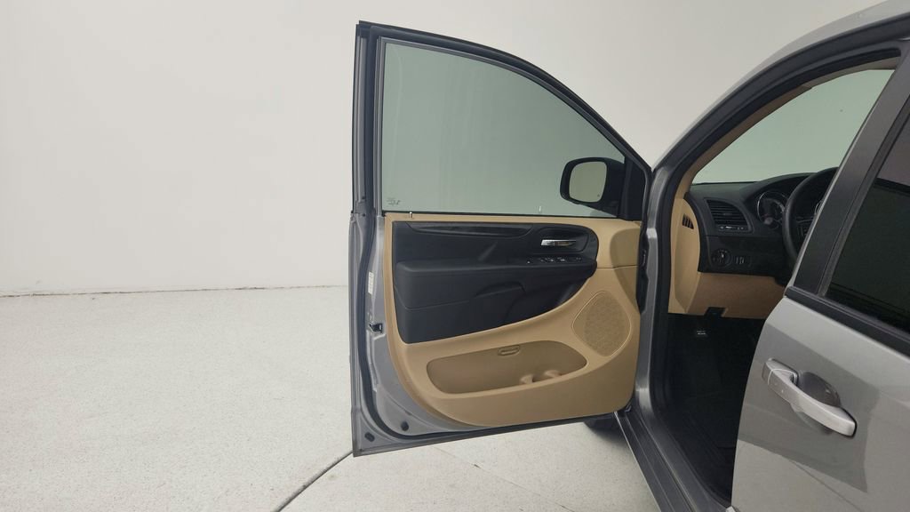 Used 2016 Dodge Grand Caravan SXT FWD image 20