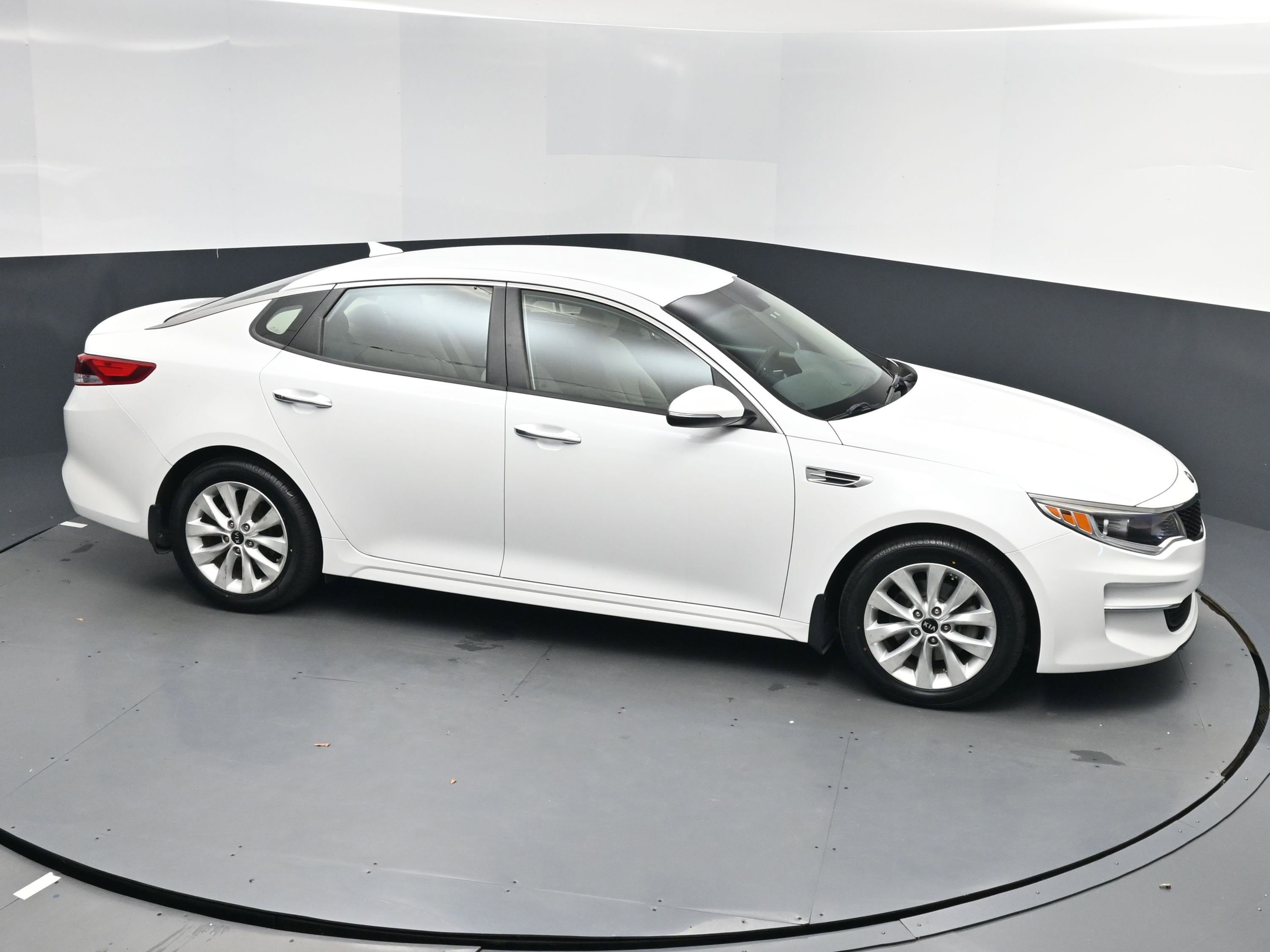 Used 2018 Kia Optima LX w/ 17" Alloy Wheels Package image 7