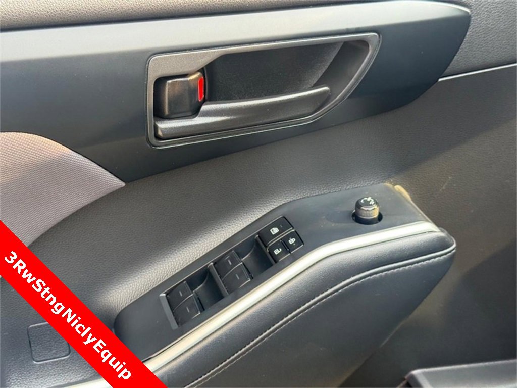Used 2023 Toyota Highlander LE image 19