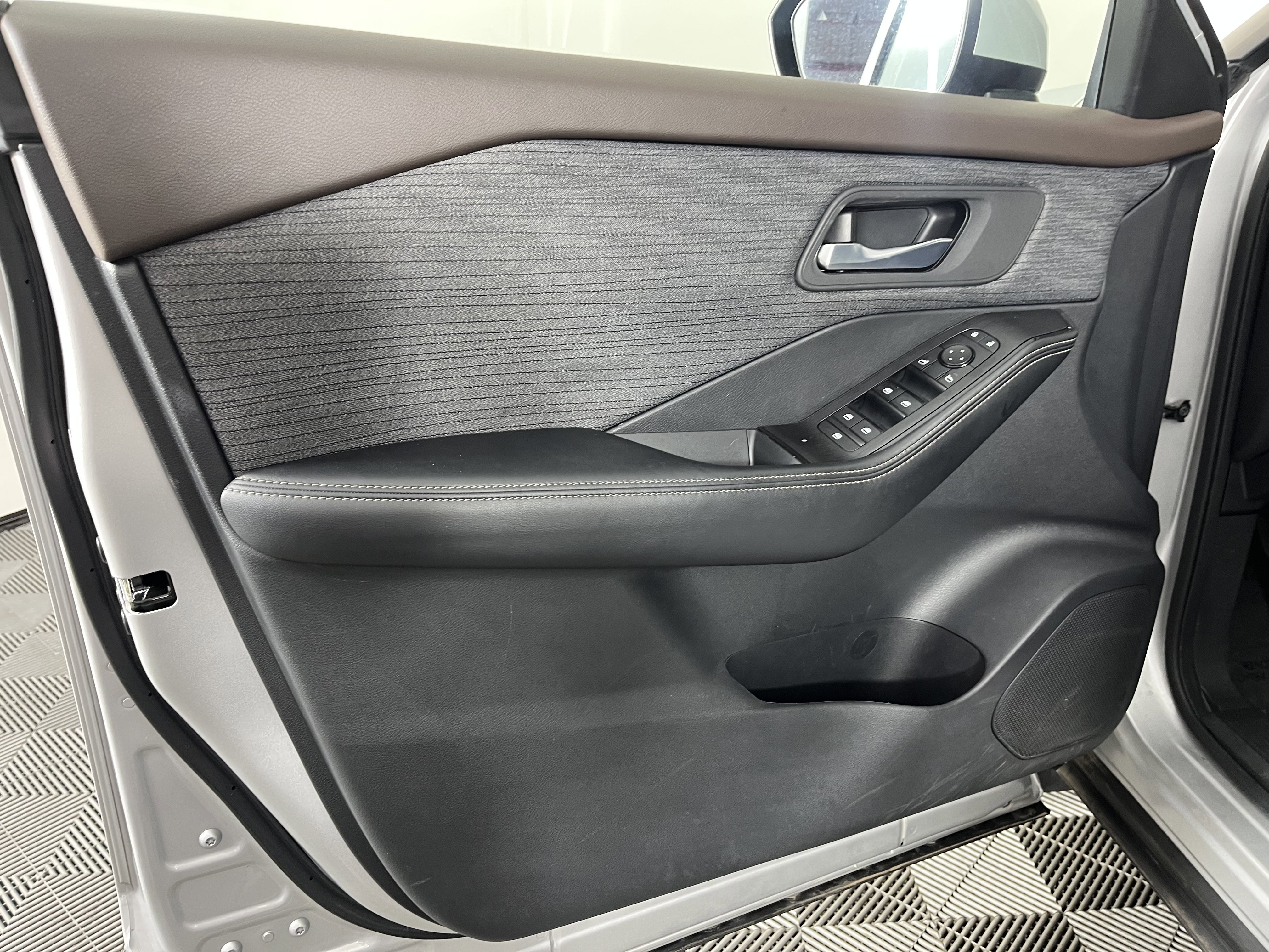 Used 2023 Nissan Rogue SV image 9
