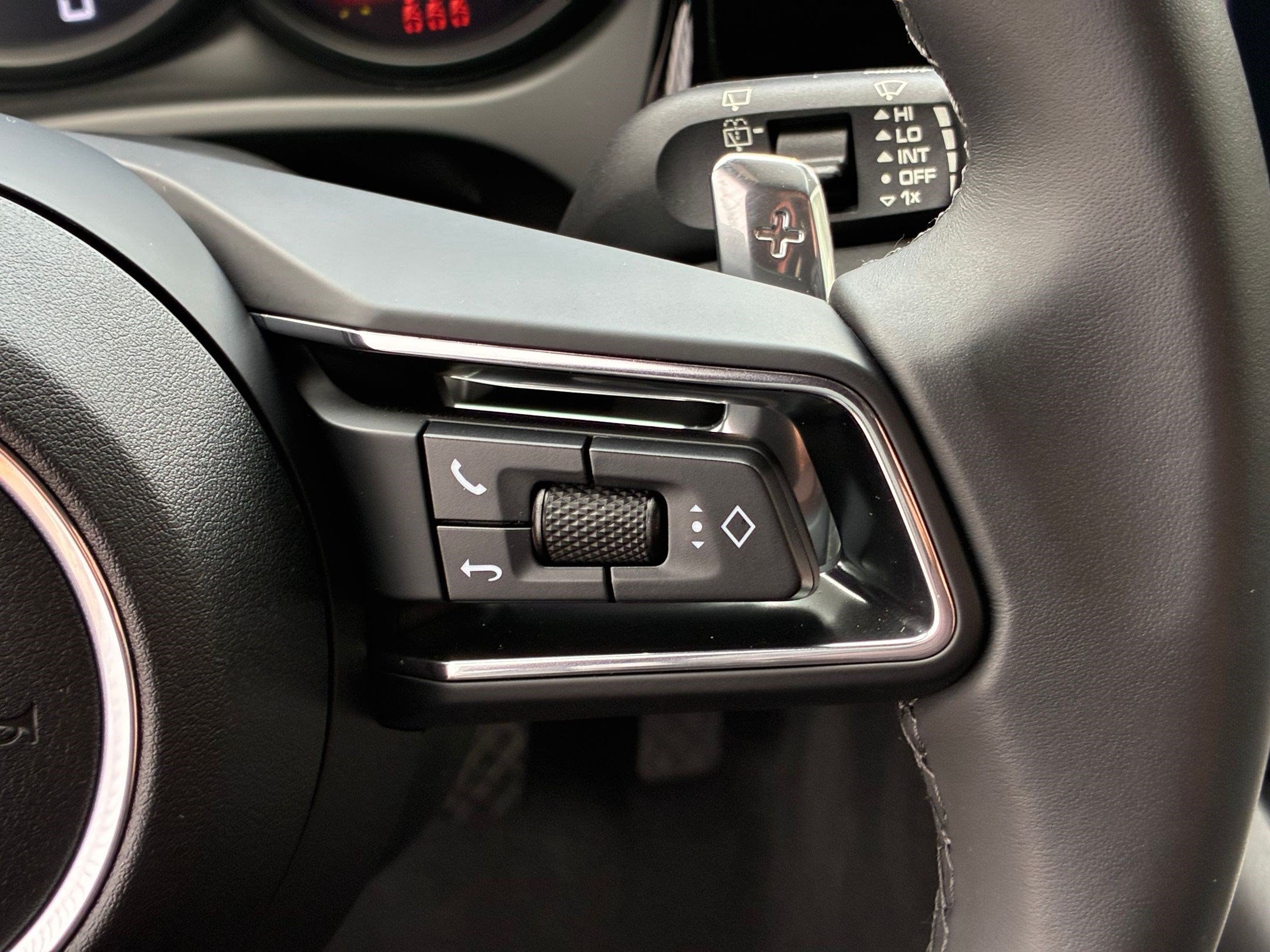 Used 2025 Porsche Macan AWD/4WD image 18