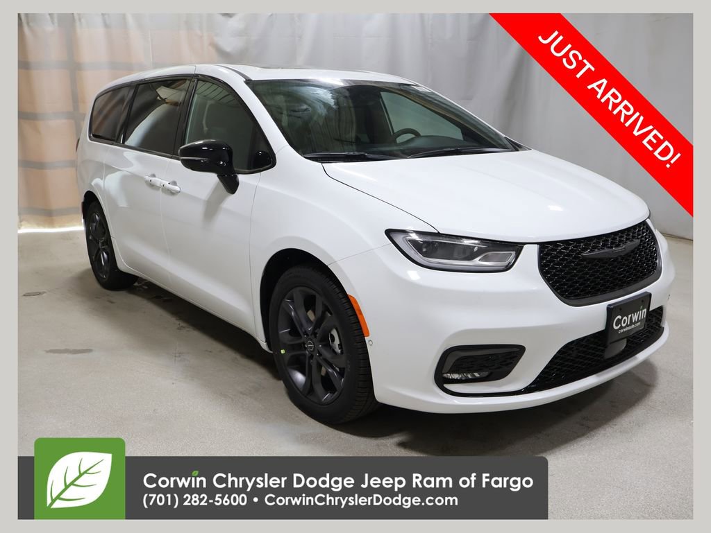 New 2026 Chrysler Pacifica Select