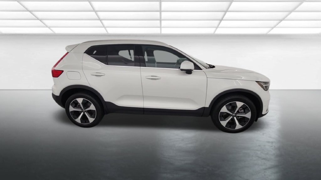 Used 2024 Volvo XC40 B5 Plus AWD/4WD image 8