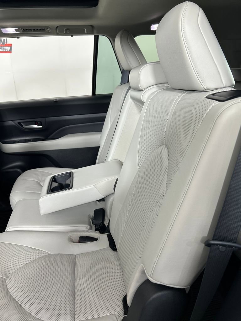 Used 2024 Toyota Grand Highlander Platinum image 24