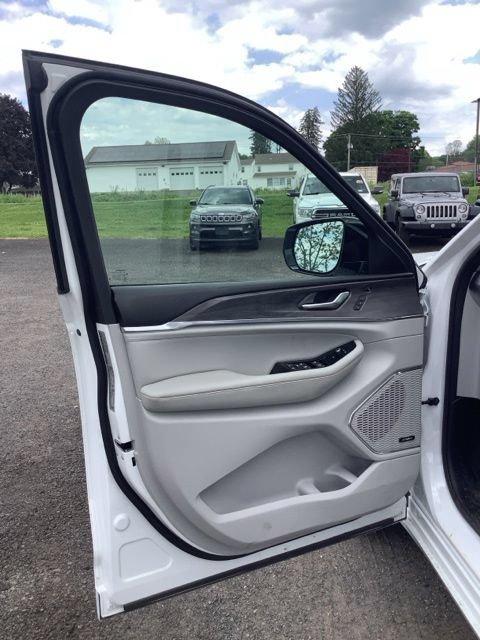 Certified 2023 Jeep Grand Cherokee Overland w/ Luxury Tech Group IV AWD/4WD image 17