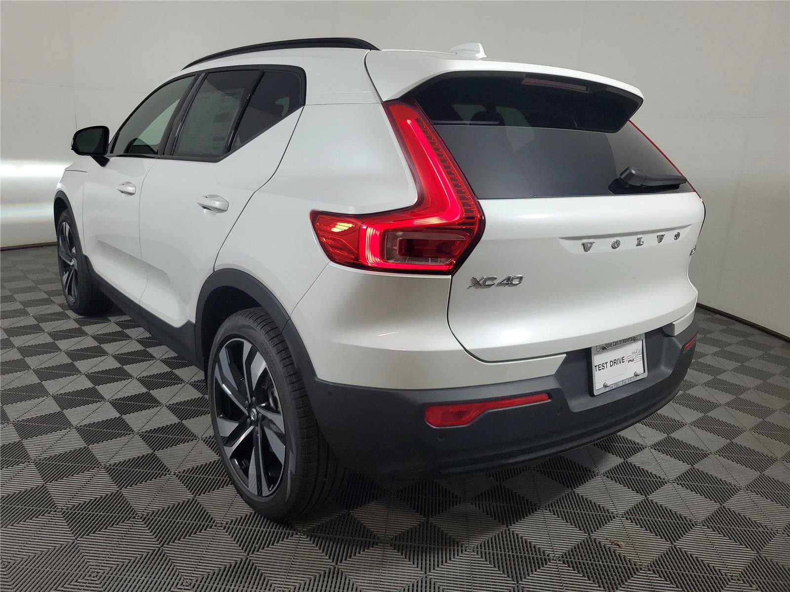 New 2026 Volvo XC40 B5 Plus w/ Climate Package AWD/4WD image 4