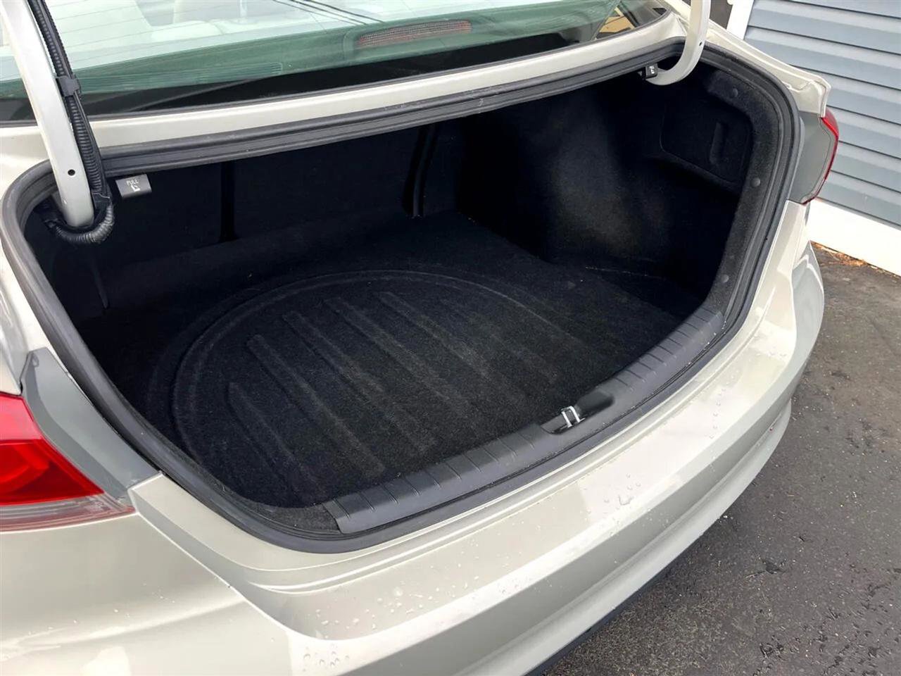 Used 2017 Hyundai Elantra SE image 14