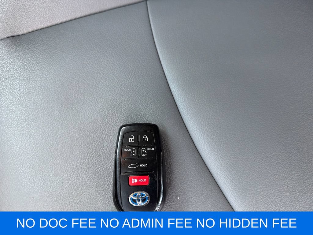 Used 2025 Toyota Sienna XLE FWD image 32