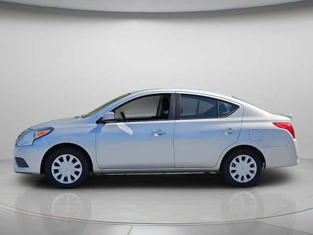 Used 2018 Nissan Versa SV image 3