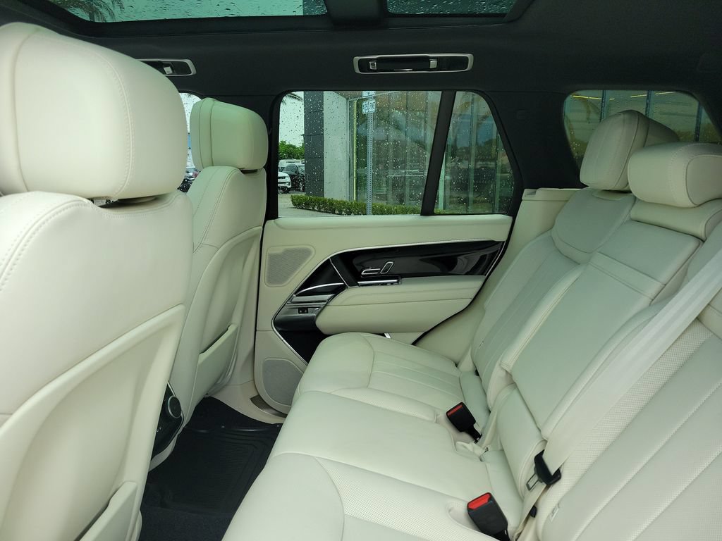 Certified 2025 Land Rover Range Rover SE AWD/4WD image 16