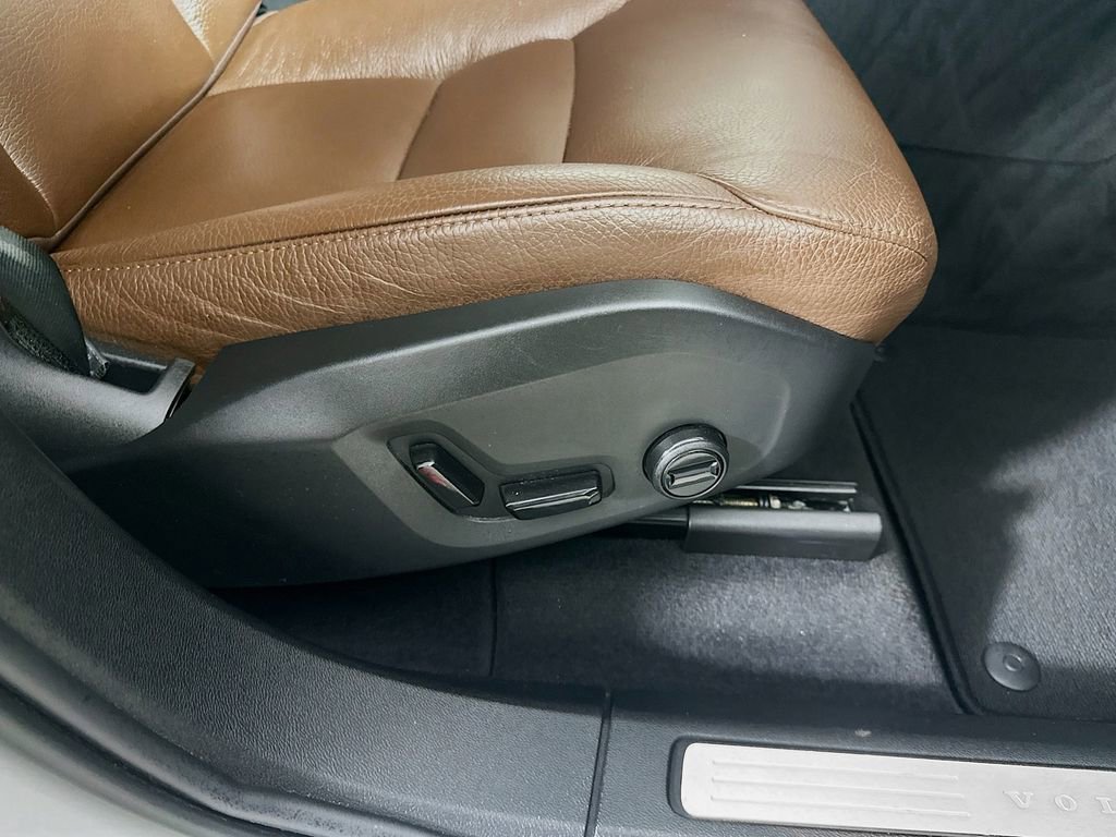 Used 2023 Volvo XC60 B5 Plus image 24