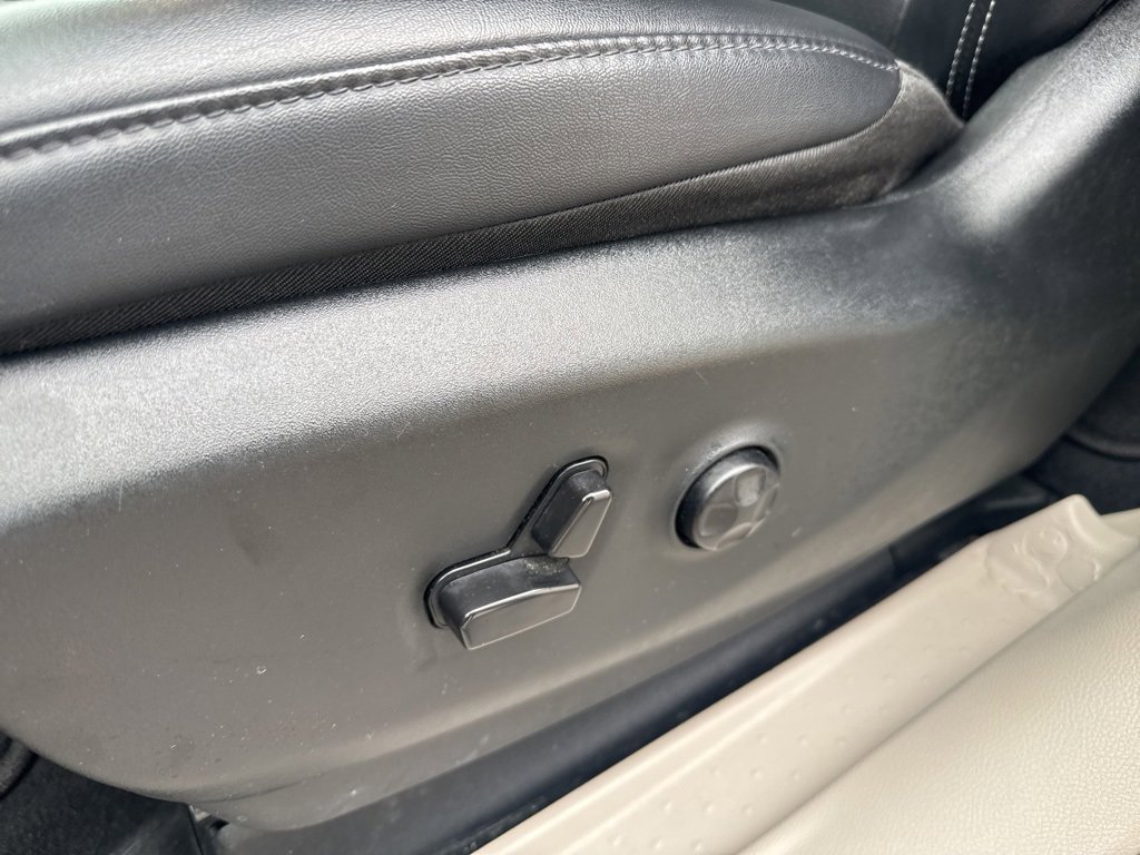 Used 2024 Chrysler Pacifica Touring-L image 14