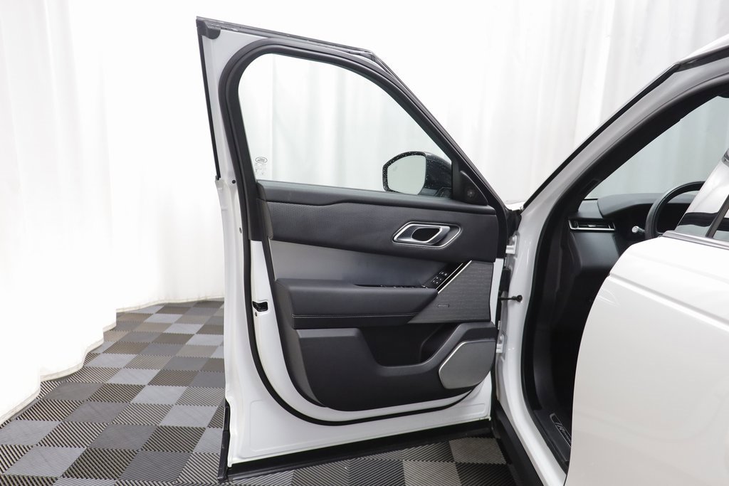 Used 2023 Land Rover Range Rover Velar R-Dynamic S image 4