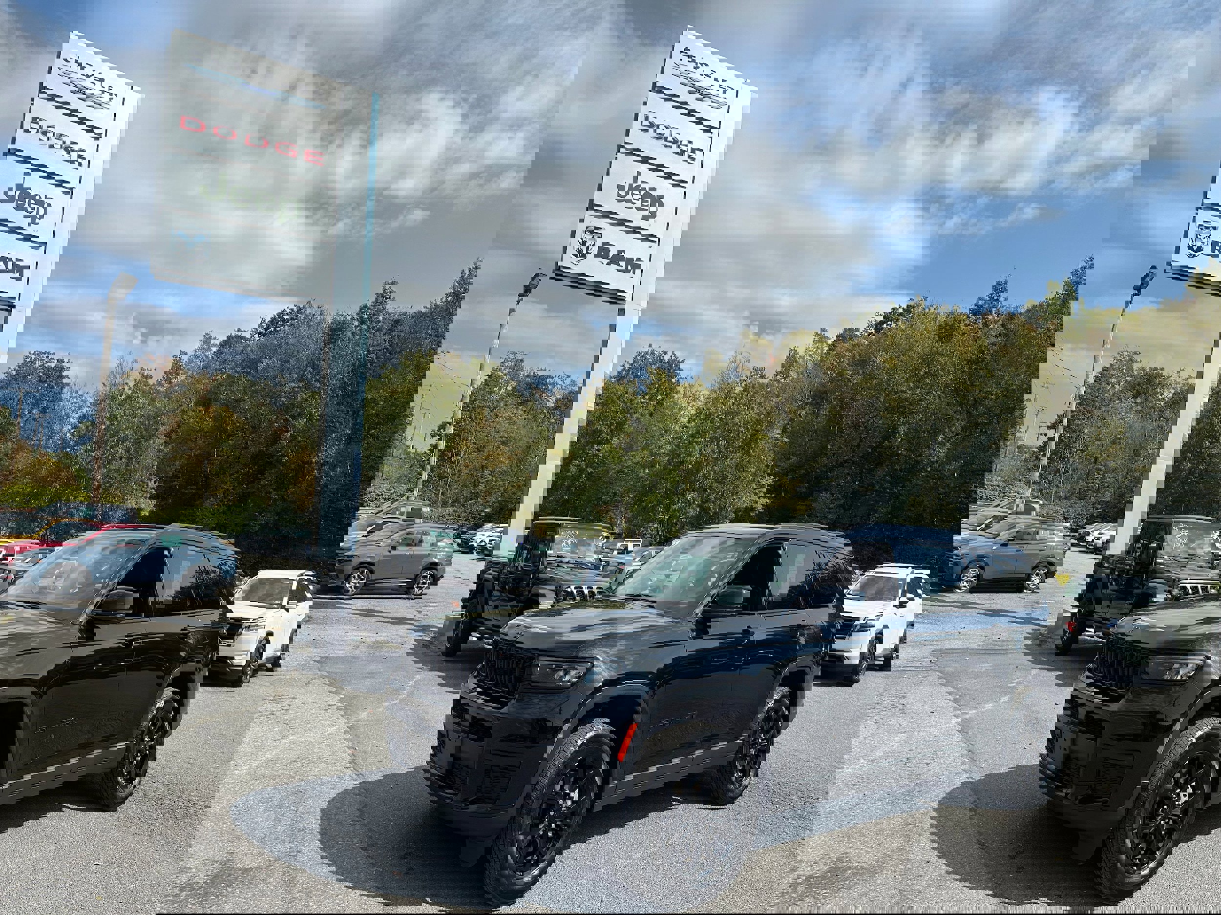 Used 2024 Jeep Grand Cherokee L Laredo image 1
