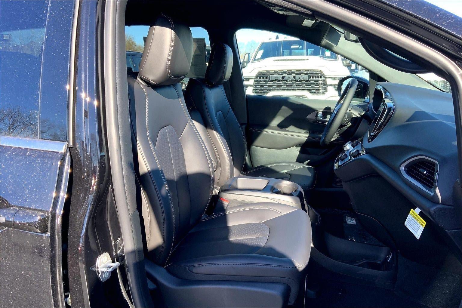 New 2026 Chrysler Voyager LX FWD image 25