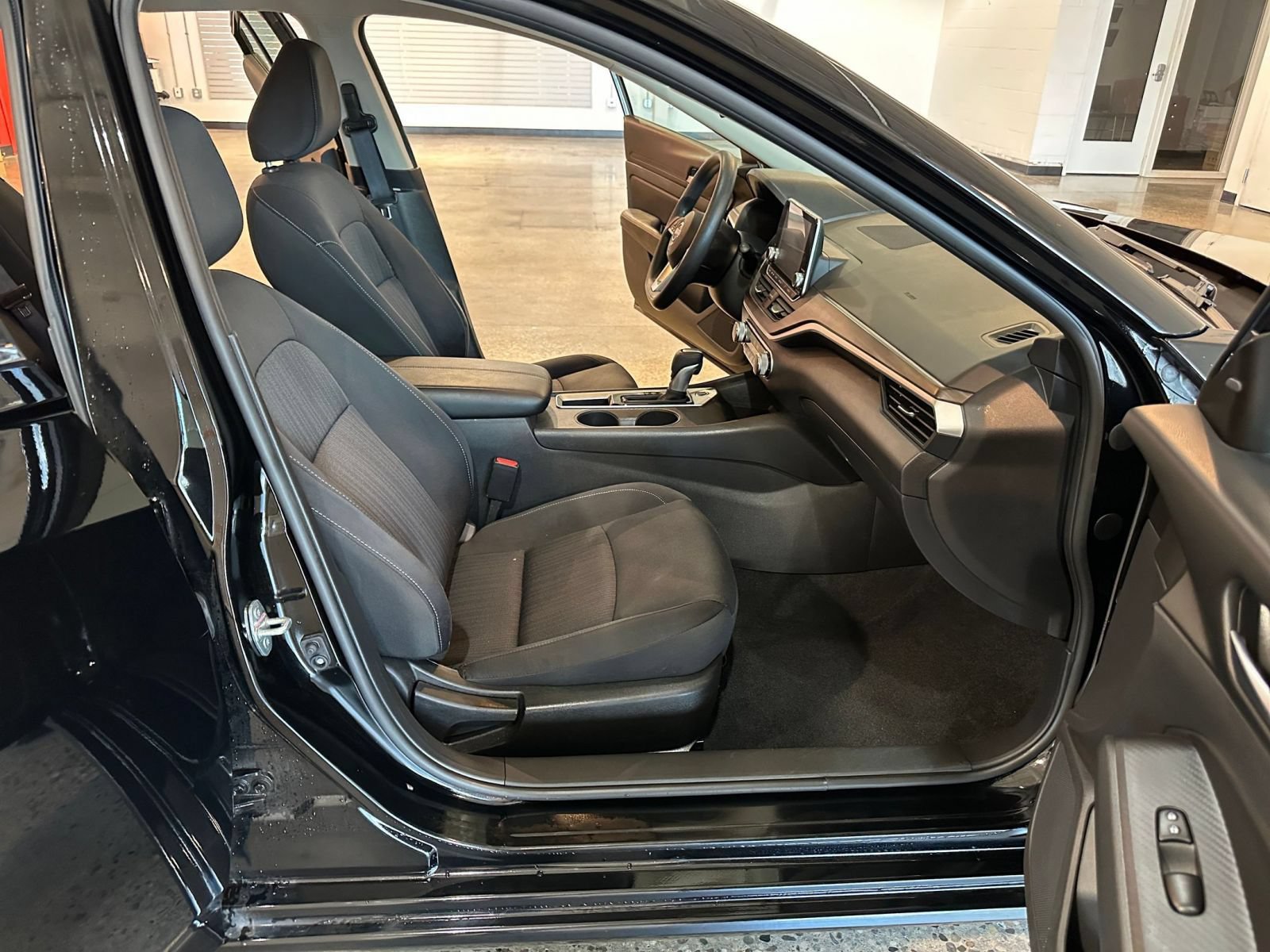 Used 2025 Nissan Altima 2.5 SV FWD image 35