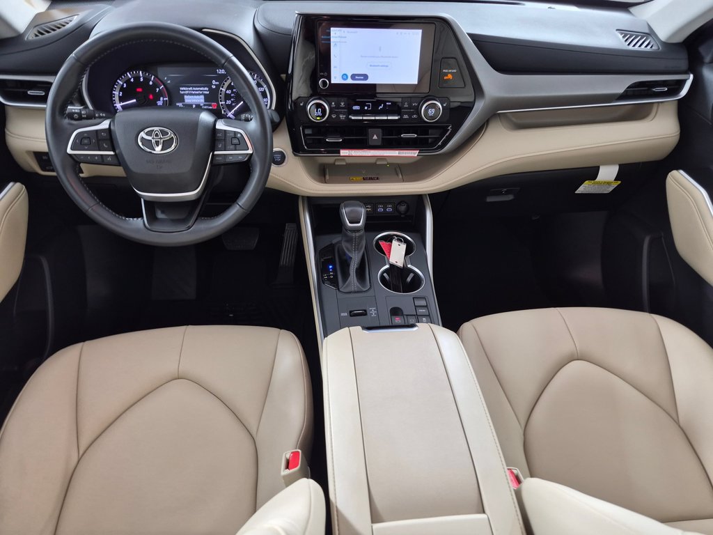 Used 2025 Toyota Highlander XLE FWD image 24