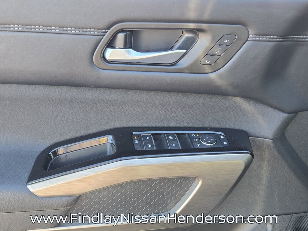 Used 2025 Nissan Pathfinder Platinum AWD/4WD image 22