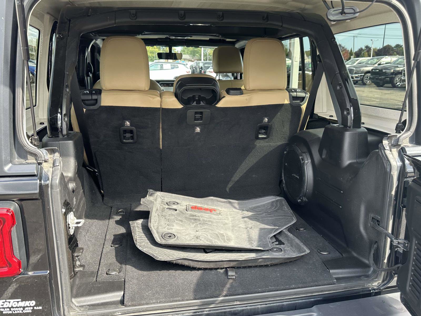 Used 2018 Jeep Wrangler Unlimited Sahara image 11