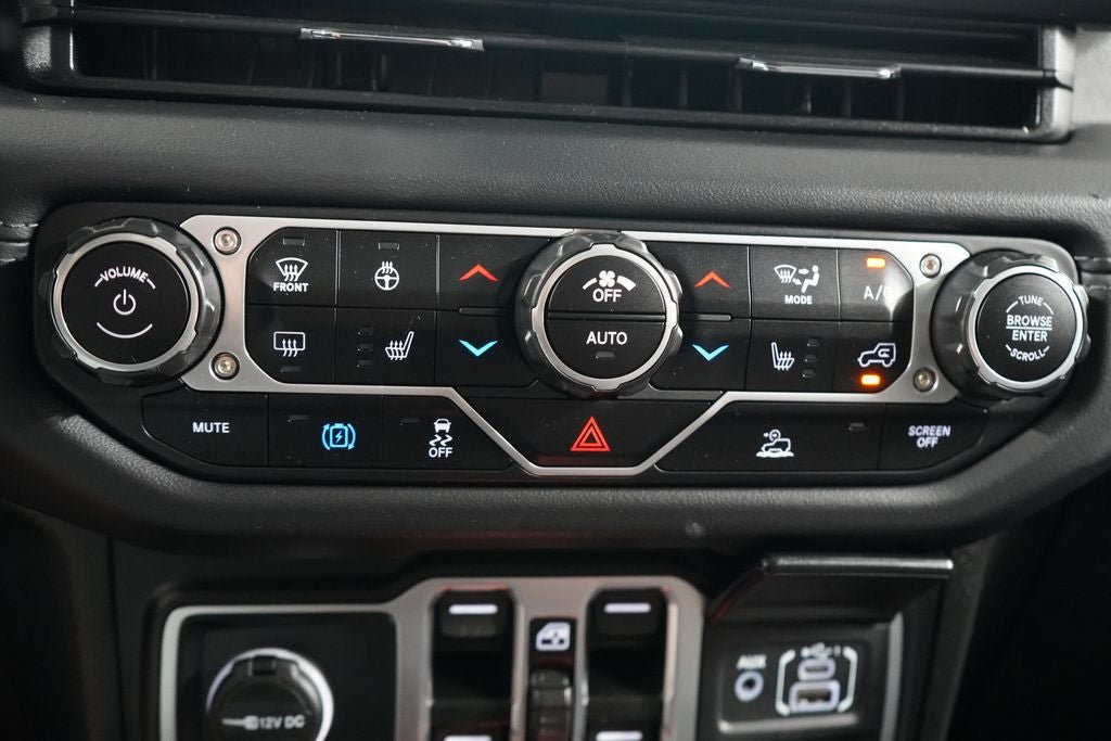 Used 2025 Jeep Wrangler Unlimited Sahara AWD/4WD image 13