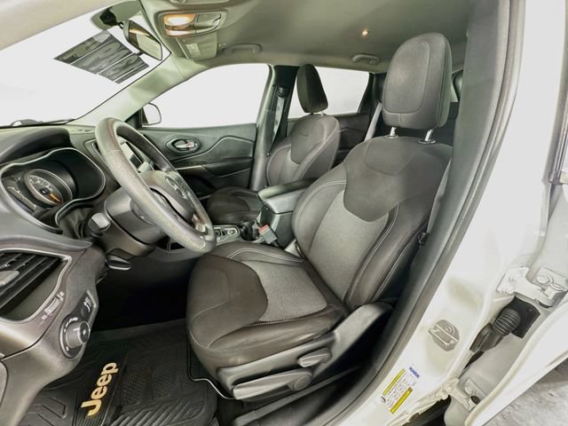 Used 2019 Jeep Cherokee Latitude w/ Popular Appearance Group FWD image 23