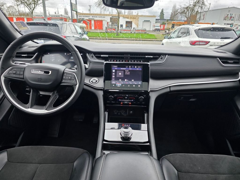 Used 2023 Jeep Grand Cherokee Altitude image 5