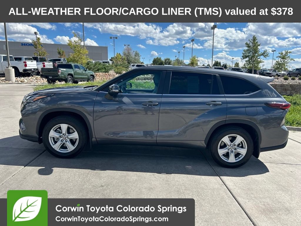 Used 2025 Toyota Highlander LE AWD/4WD image 4
