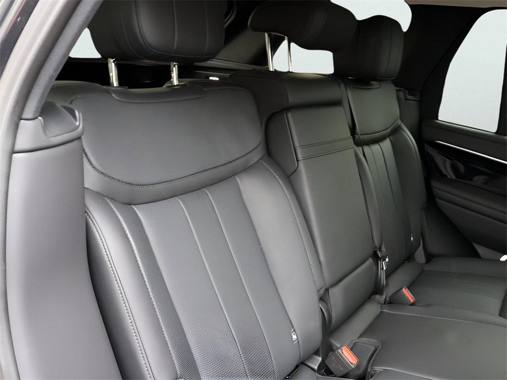 Used 2025 Land Rover Range Rover SE image 12