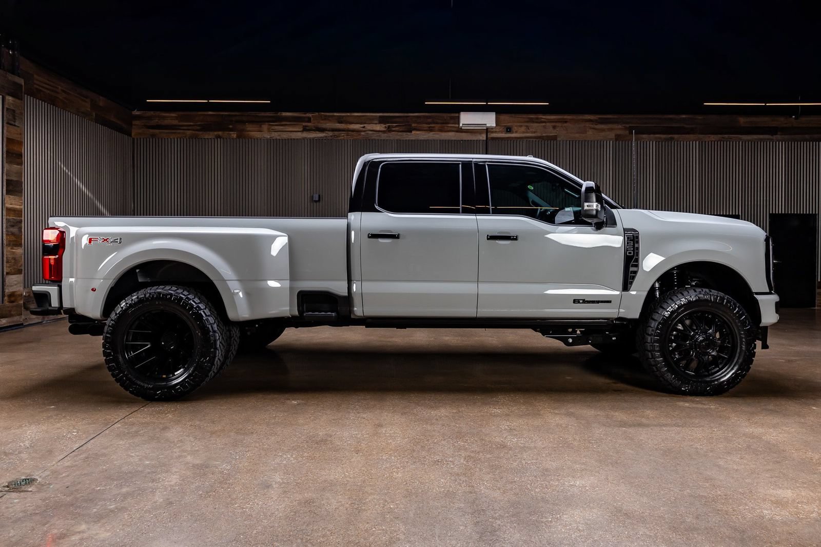 Used 2026 Ford F350 Platinum w/ FX4 Off-Road Package AWD/4WD image 11