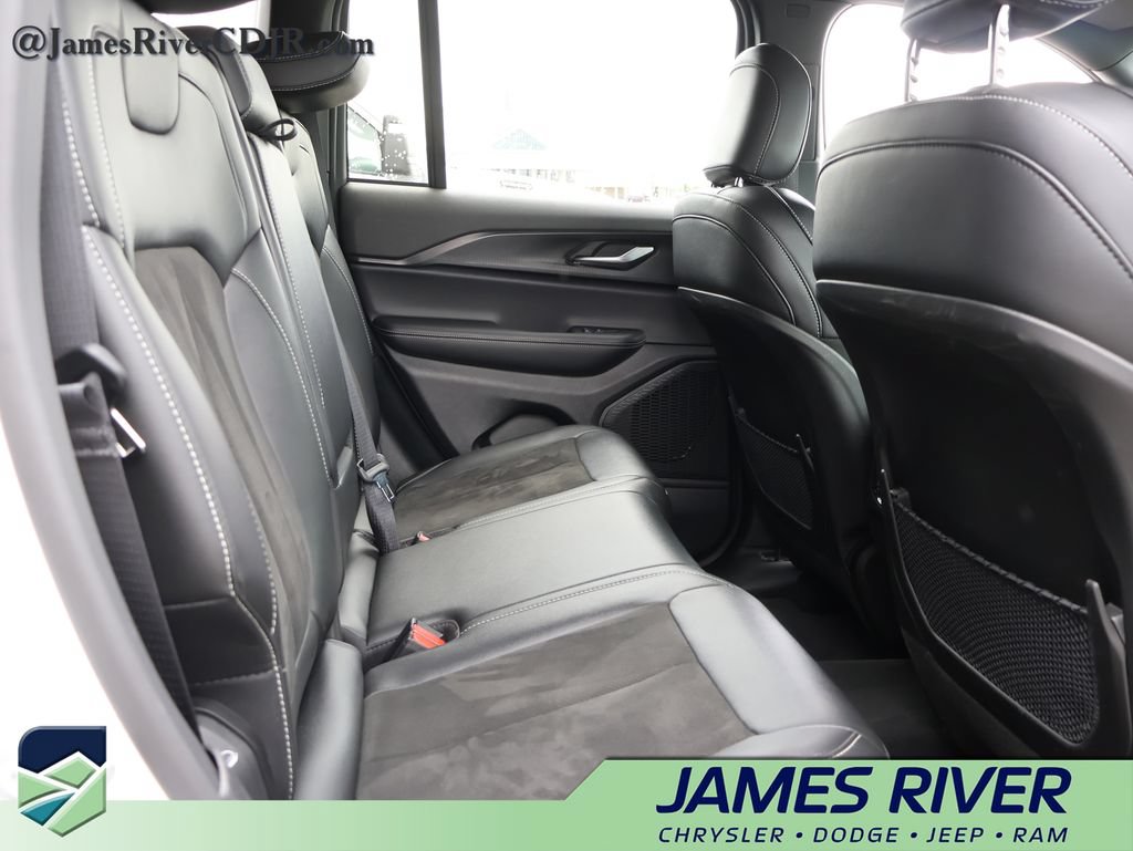 Used 2025 Jeep Grand Cherokee Altitude AWD/4WD image 12