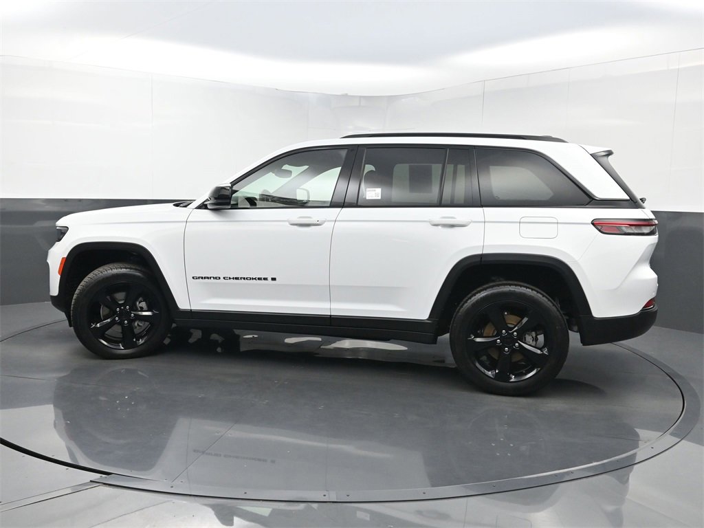 Used 2022 Jeep Grand Cherokee Altitude image 44