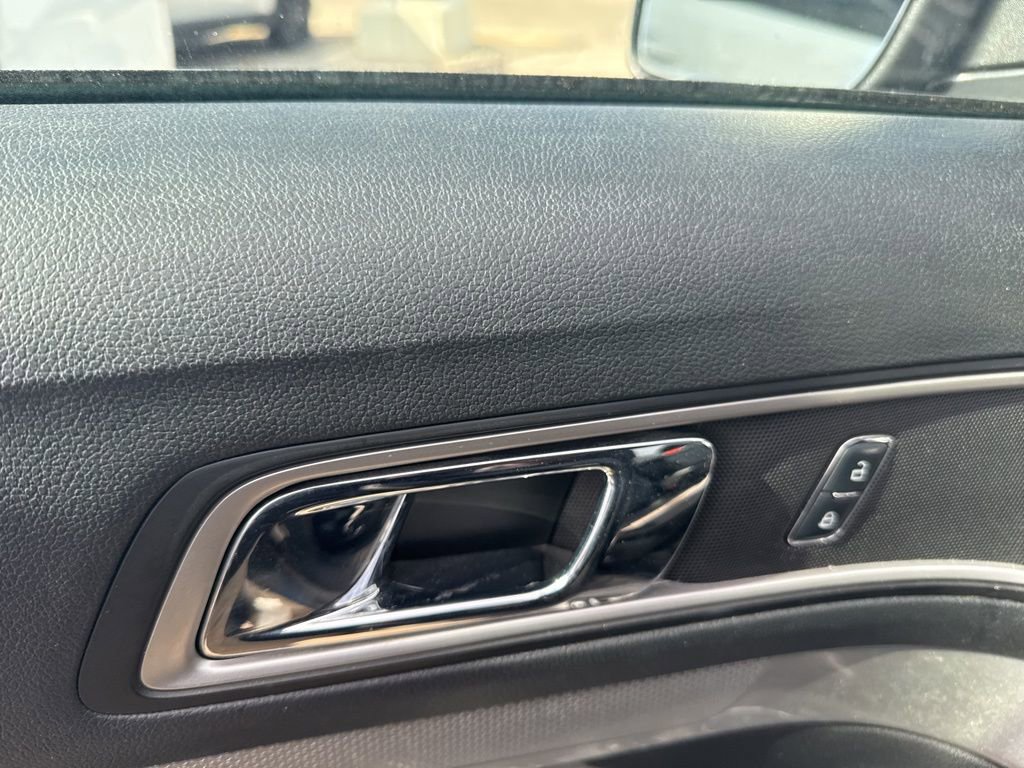 Used 2017 Ford Explorer XLT w/ Equipment Group 202A AWD/4WD image 10