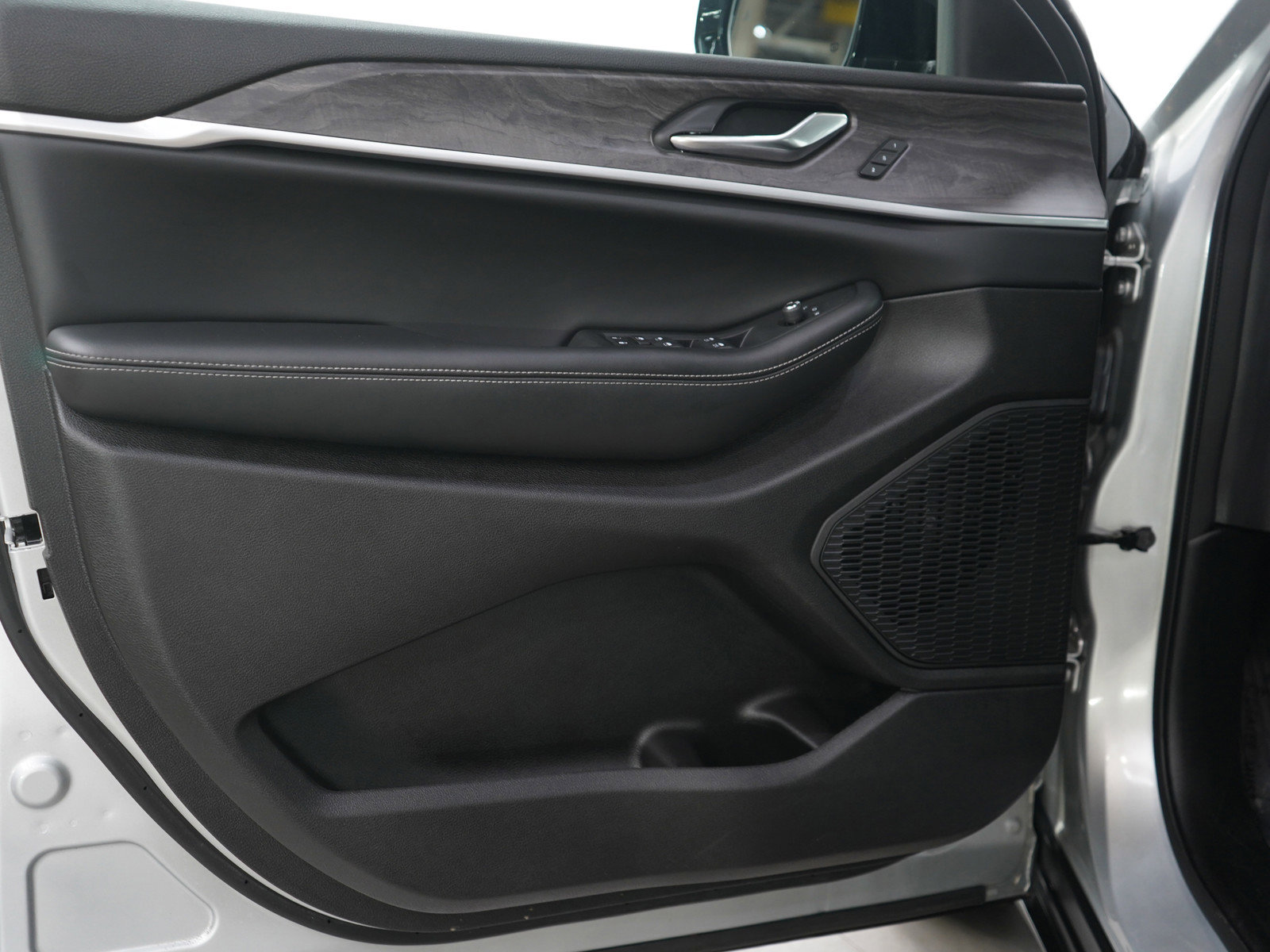 Used 2024 Jeep Grand Cherokee Limited w/ Black Appearance Package AWD/4WD image 19