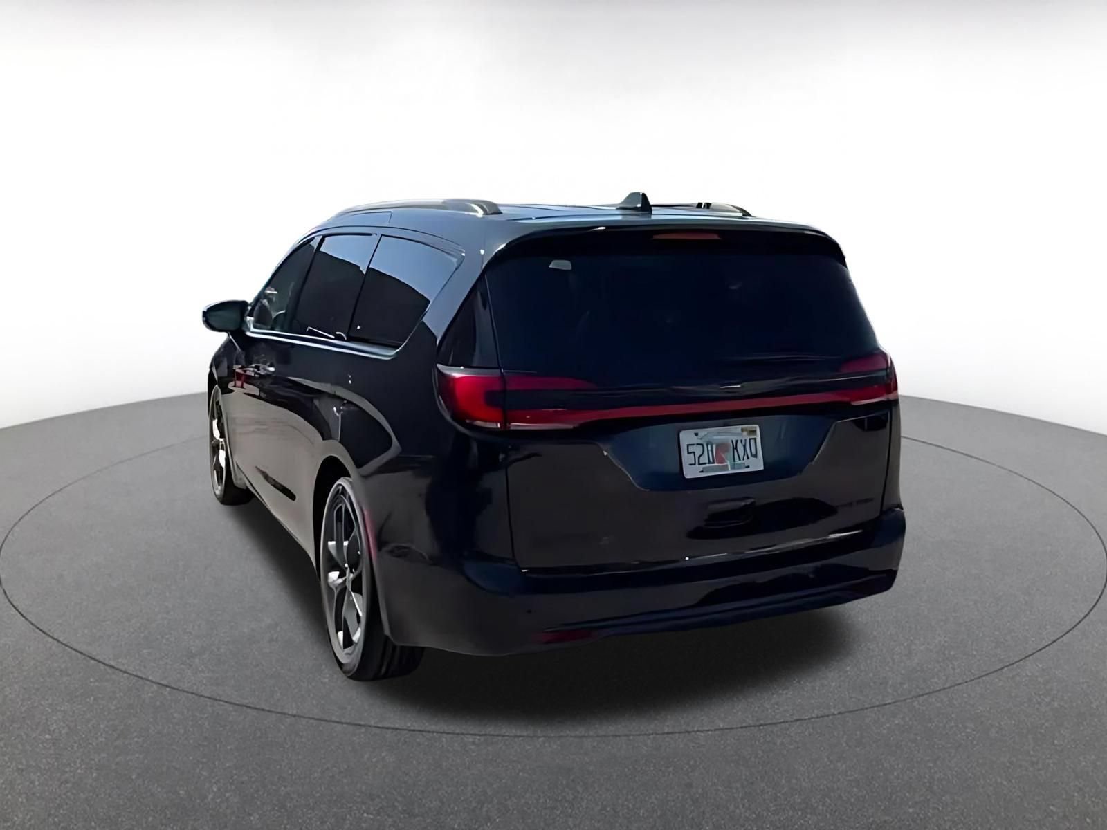 Used 2025 Chrysler Pacifica Limited FWD image 10