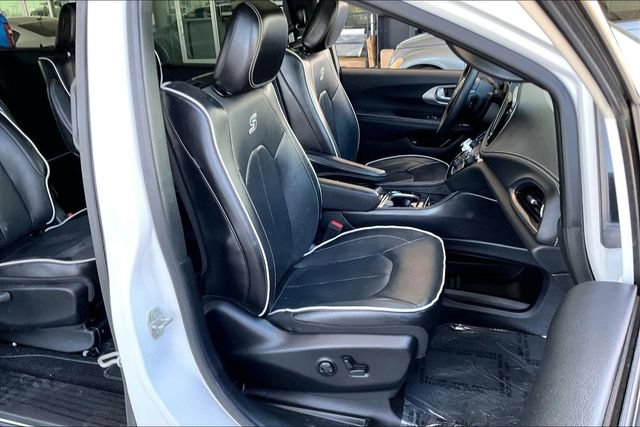 Used 2023 Chrysler Pacifica Limited w/ Uconnect Theater Family Group FWD image 6