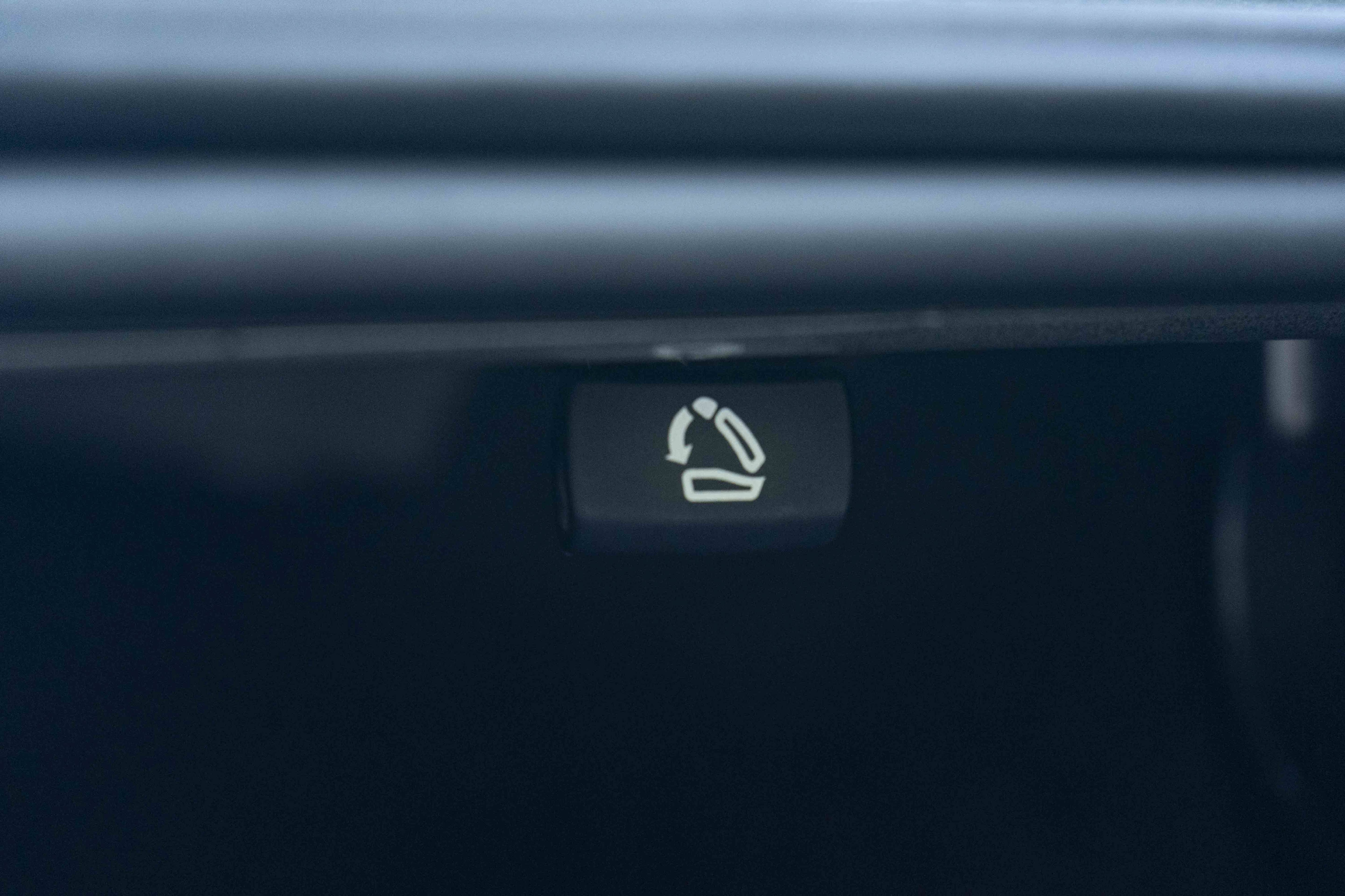 Certified 2025 Volkswagen Jetta SE w/ Sunroof Package FWD image 37