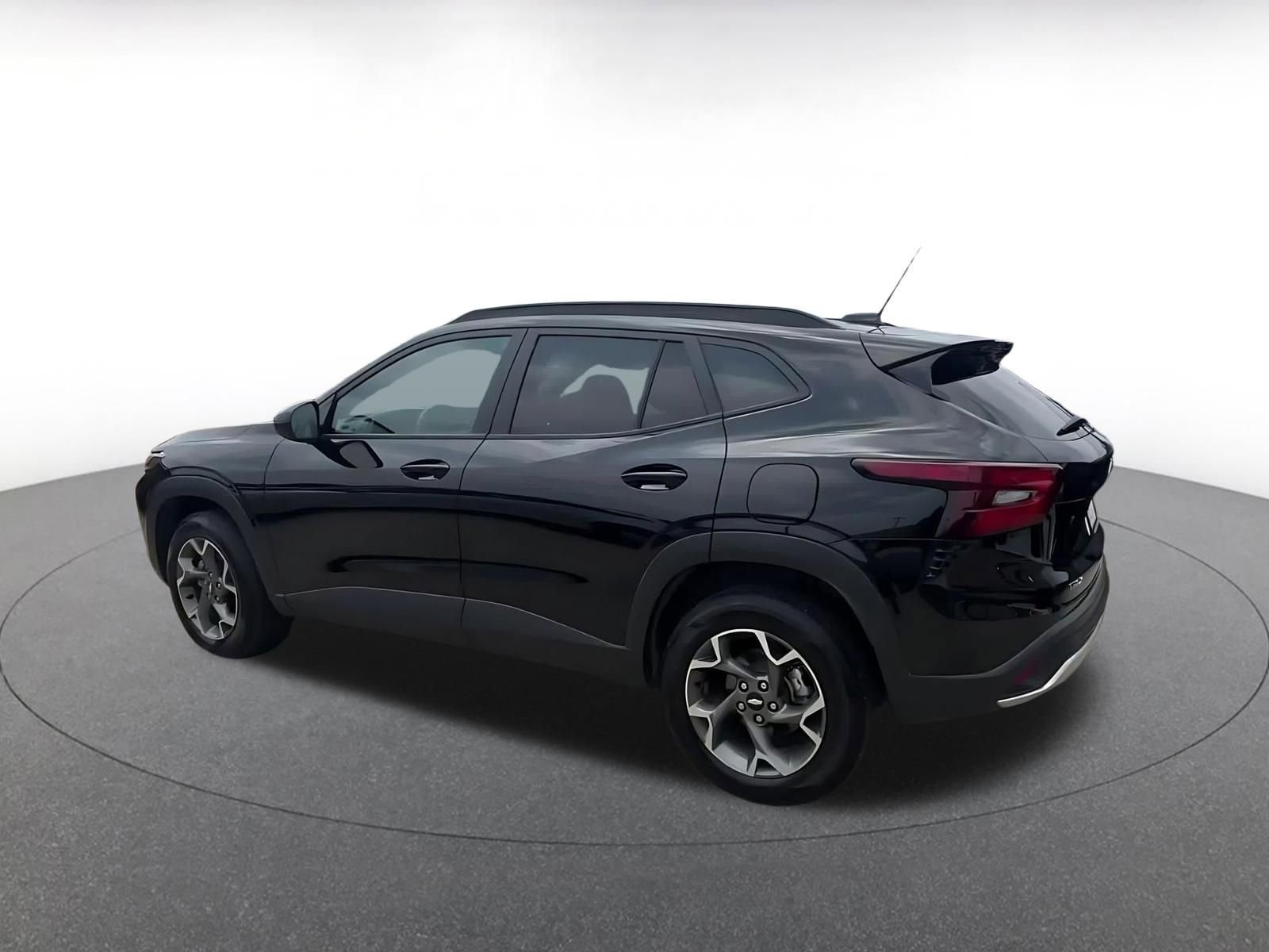Used 2025 Chevrolet Trax LT FWD image 10