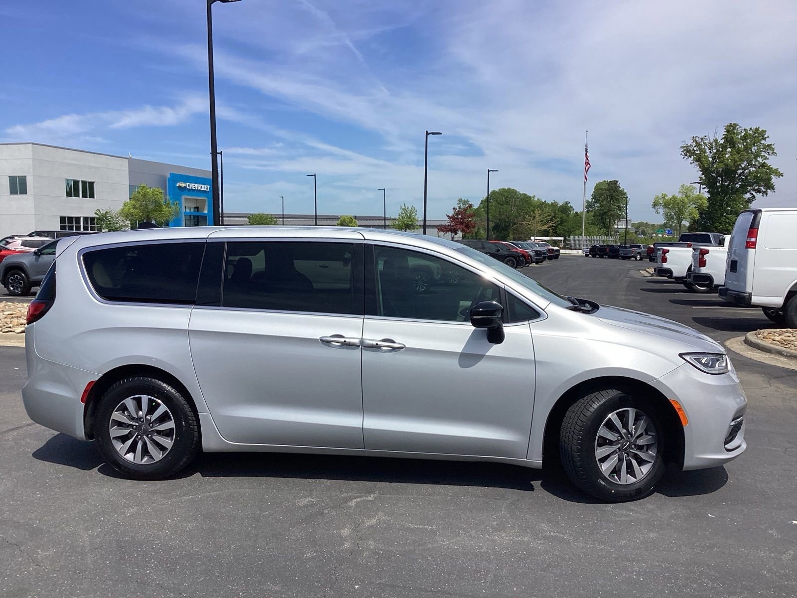 Used 2024 Chrysler Pacifica Select image 5